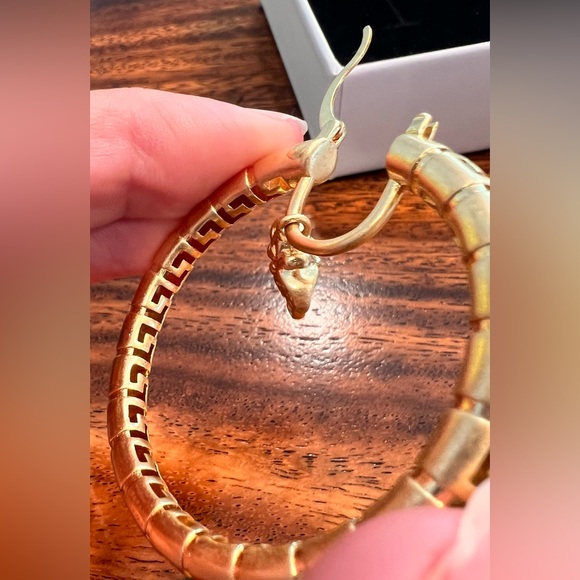 Gold Iconic Medusa Charm Hoop
Earrings✨Fashion‼️Full Inclusion Comes W Box 🎁 - Picture 4 of 14